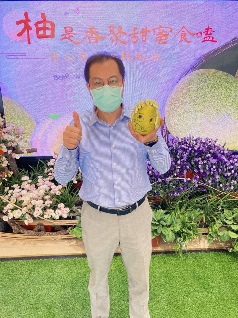 農業局長吳芳銘推銷柚香聚蜜