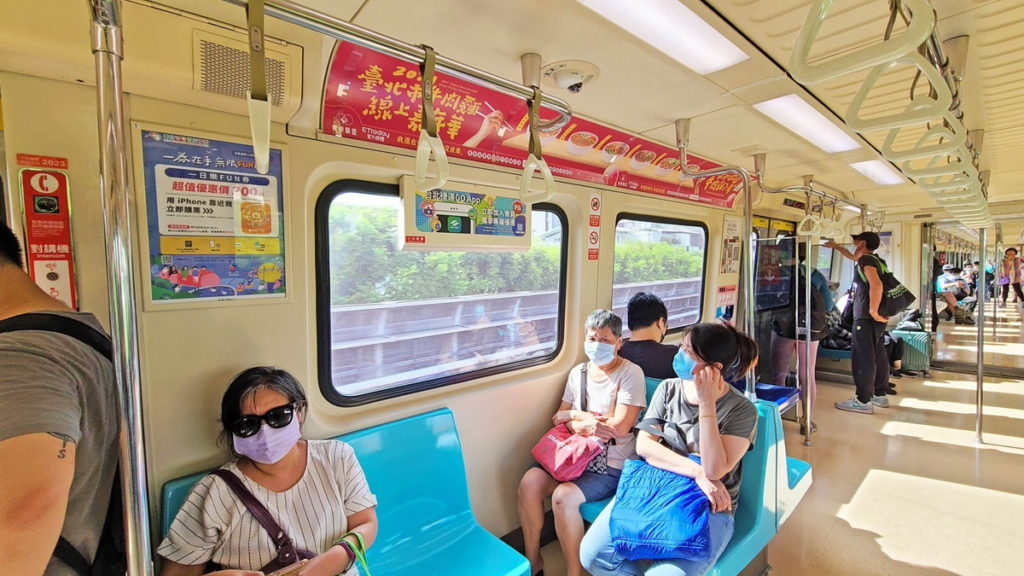 車廂橫幅廣告,讓搭捷運成了牛肉麵美食饗宴