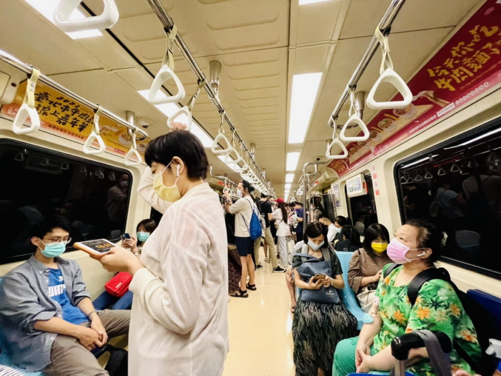 車廂橫幅廣告可看到各大店家料多味美的牛肉麵一字排開