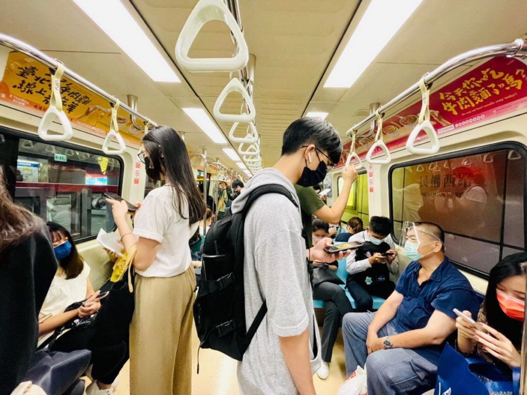 即日起,天天搭捷運的「捷客」，一抬頭就能看見美味無比的牛肉麵