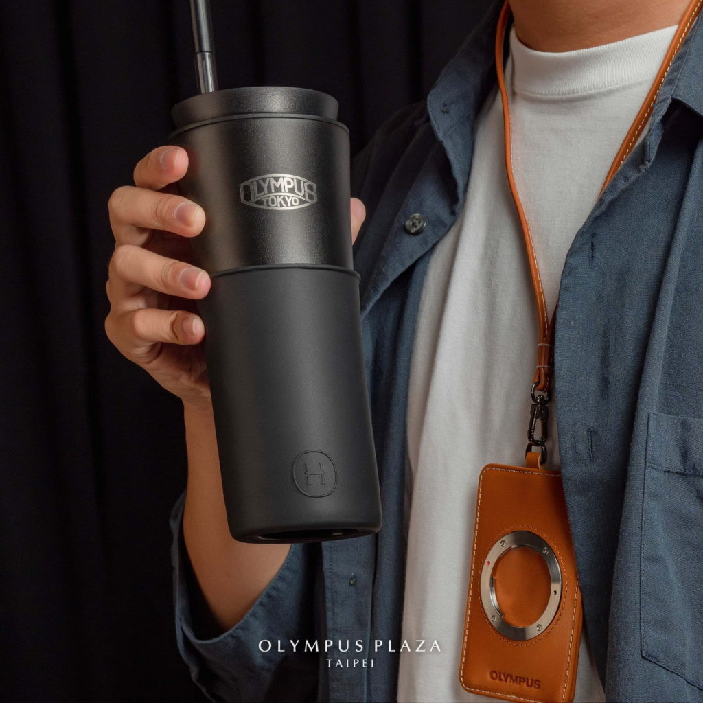全新周邊商品_Olympus x HYDY 聯名限定兩用隨行保溫杯 (霧黑)_建議售價NT$1,680