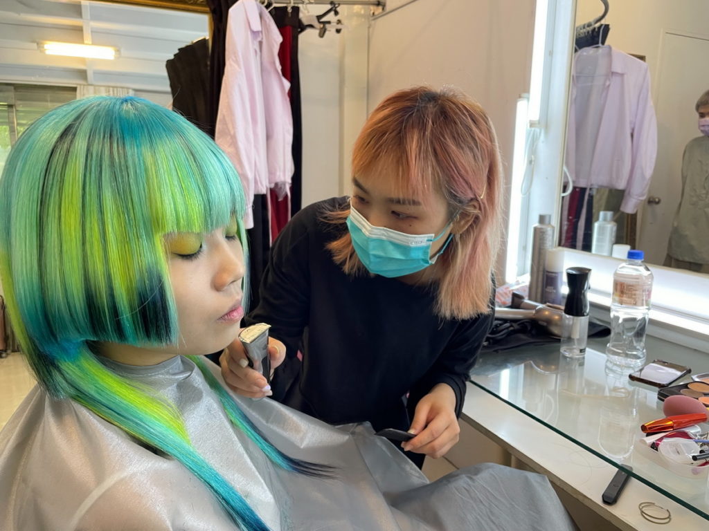 弘光美髮校友何歆翌平時在髮廊工作