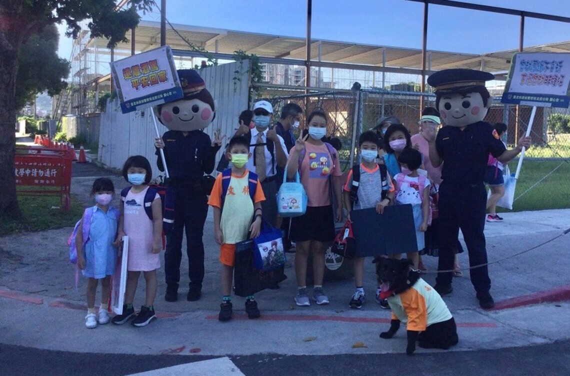 波力士寶寶與校犬黑皮合力守護孩子通學安全