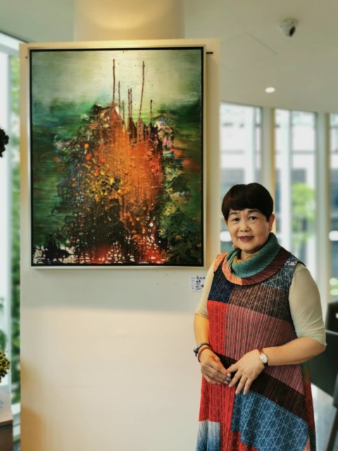 蔡綠綠和她展覽主題作品「跳躍」。(葉志雲攝)