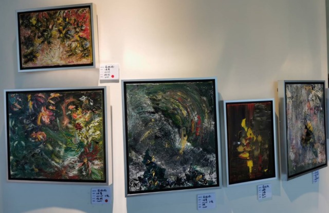 蔡綠綠展出油畫作品。(葉志雲攝)