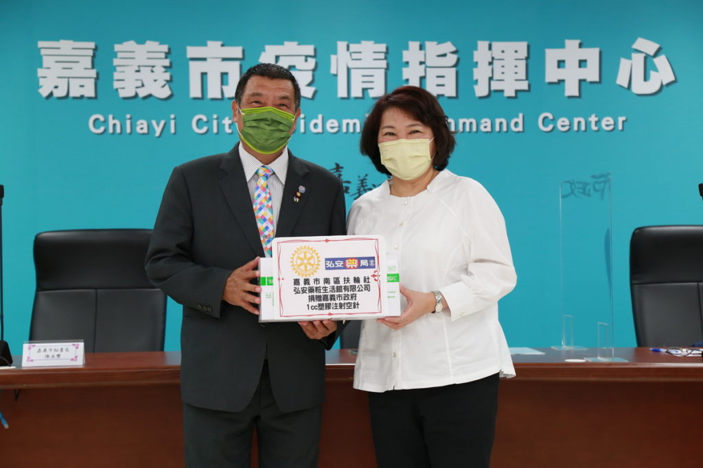 黃敏惠市長(右)感謝嘉義市南區扶輪社社長陳俊男(左)捐贈細空針