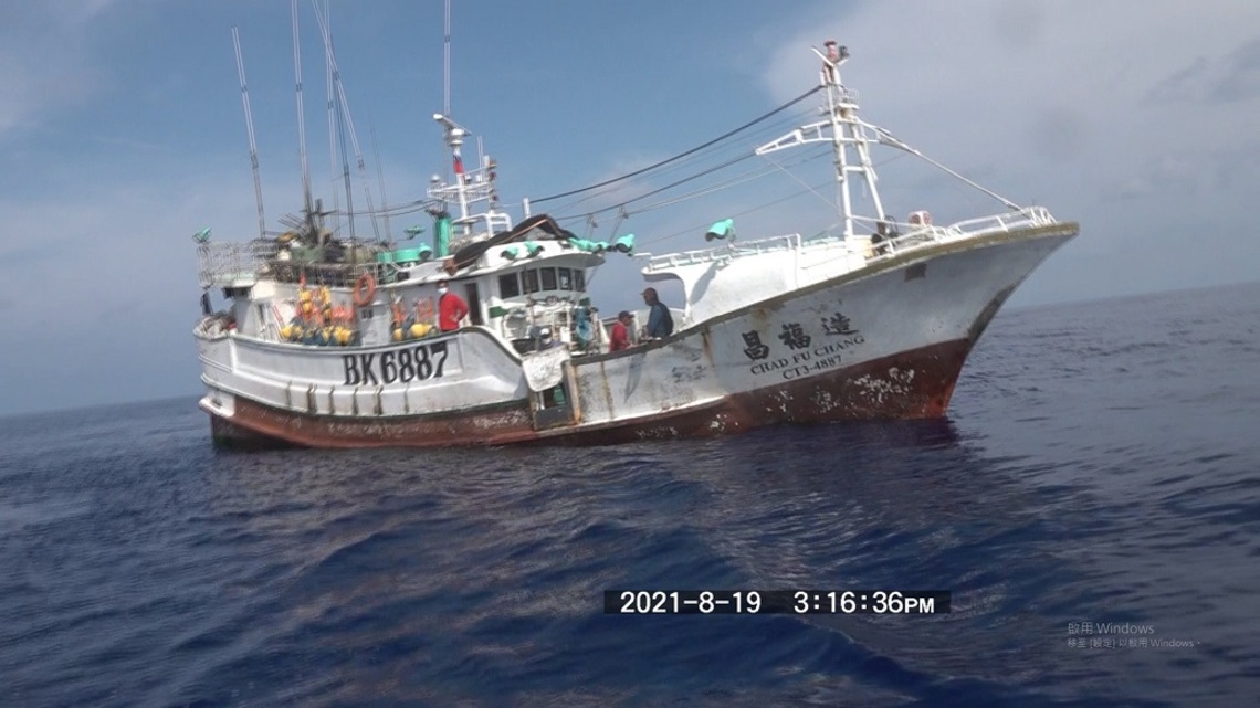海巡署護漁新利器「安平鑑」成功馳救屏東漁船　漁會9/10漁民節送匾額感謝