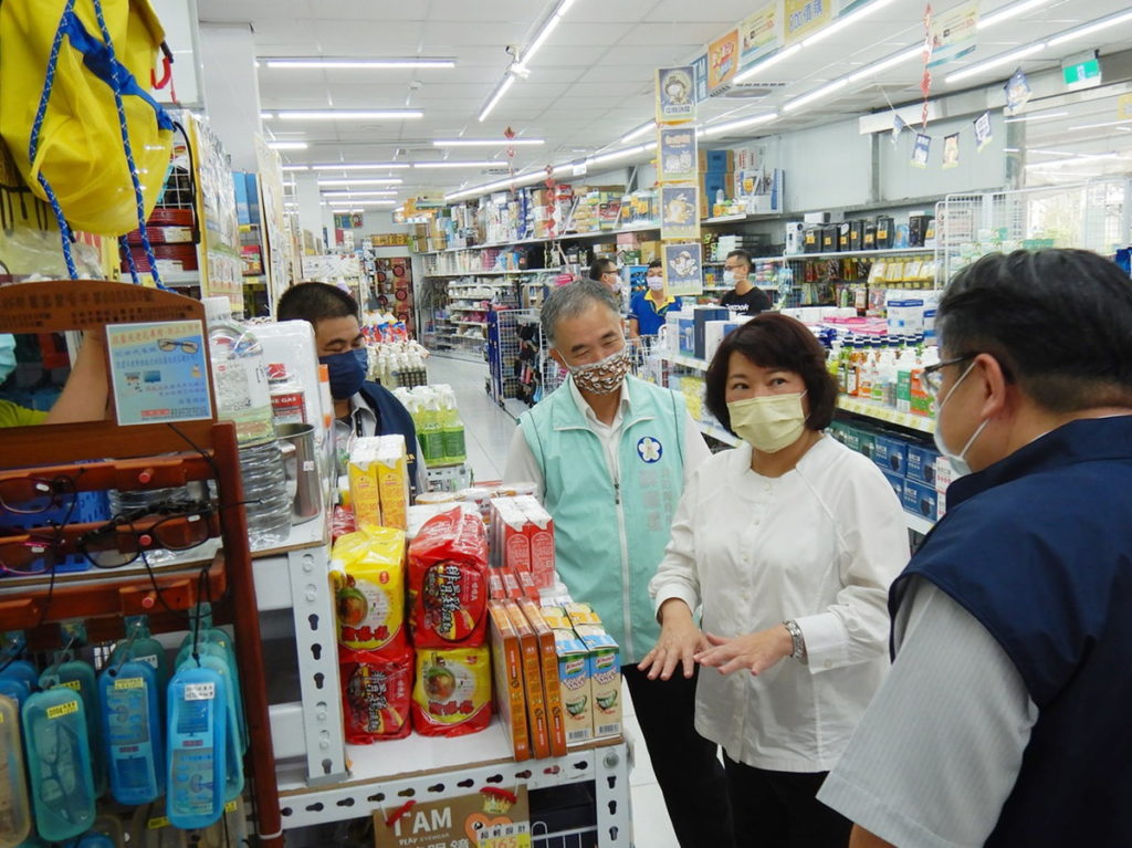 黃敏惠市長到小北百貨看賣場防災專區