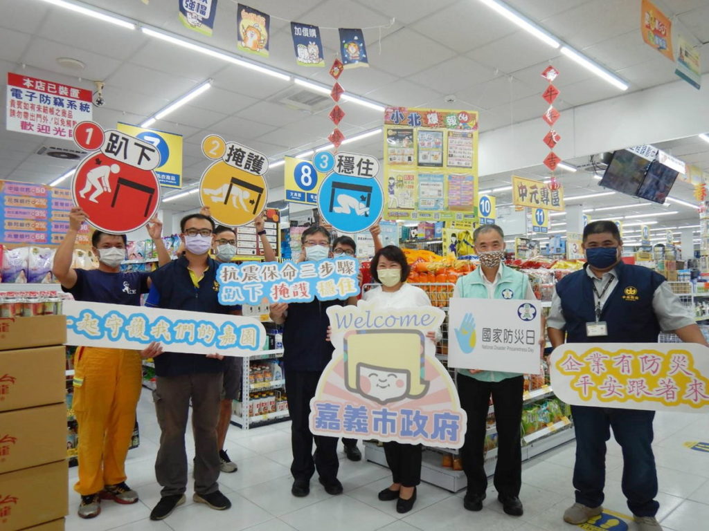 黃敏惠市長到小北百貨看賣場防災專區