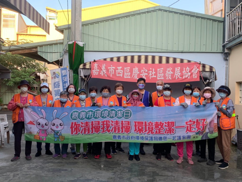 慶安里黃榮茂里長及林玲芬小隊長 率領志工清掃小隊24人合影