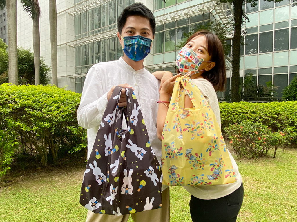 萊爾富將於10月6日起限定推出幾米收納式環保袋(共4款,每款售價159元)。