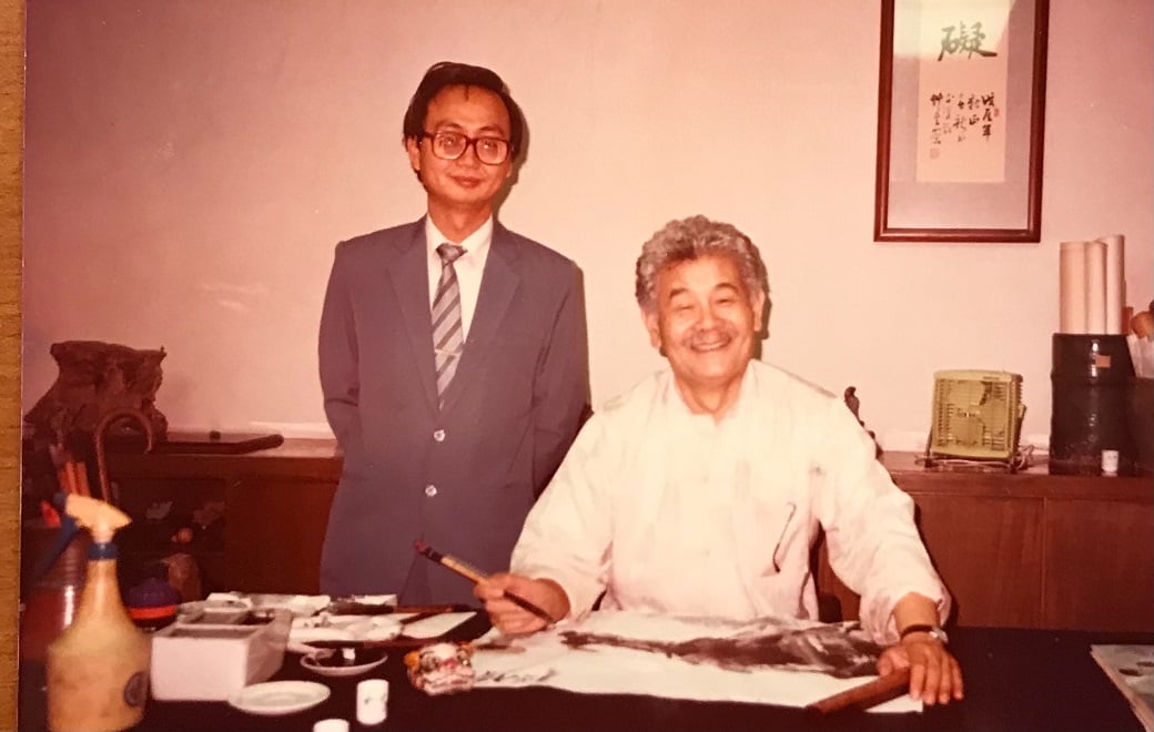 可能是 2 個人、大家站著和室內的圖像
