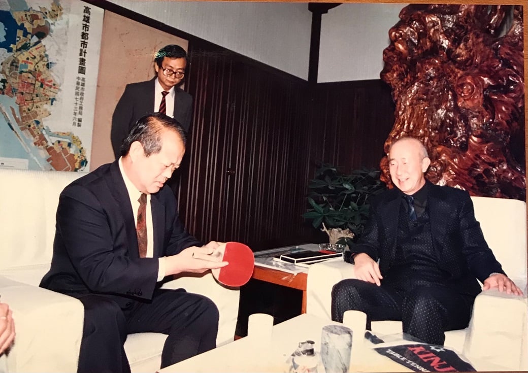 可能是 3 個人和大家坐著的圖像