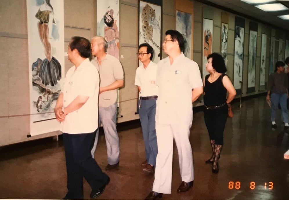 可能是 4 個人、大家站著和室內的圖像