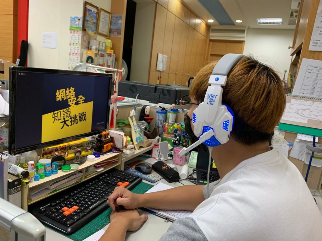 疫情期間,家扶社工發覺兒少網路安全問題,透過小遊戲了解孩子的網路使用安全狀況並提供相關輔導。(圖/家扶基金會提供)