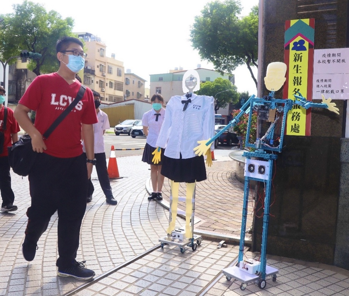立志中學設計智能機器人 引導學生安全進入校園/波新聞