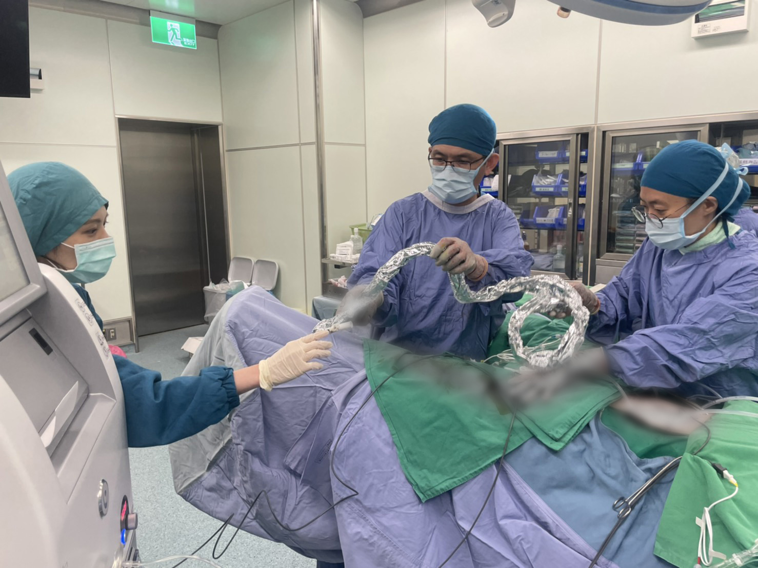 邱建銘主任(中)與團隊共同執行腹腔溫熱化療過程。