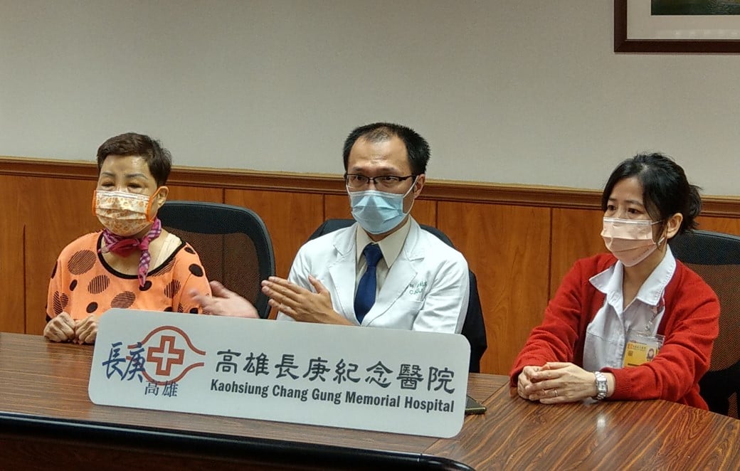 可能是 3 個人和大家站著的圖像