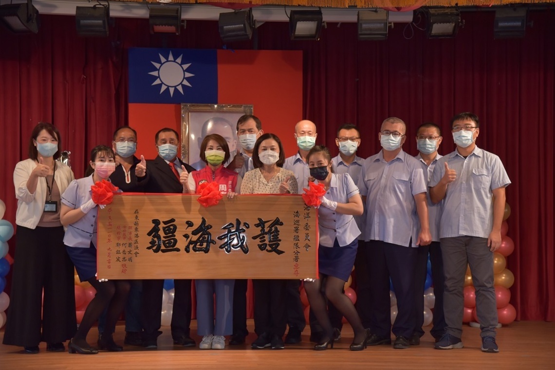 東港區漁會表揚110年第61屆模範漁民60人    贈匾感謝海巡護漁