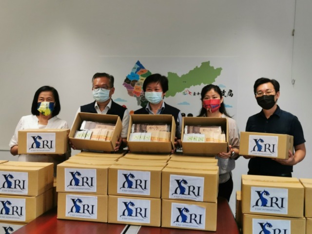 比利時愛瑞國際驗證公司台灣分公司總經理呂腕菁(右二)捐贈禮品慰勉防疫人員,由民政局副局長徐照山代表接受(中)。(葉志雲攝)
