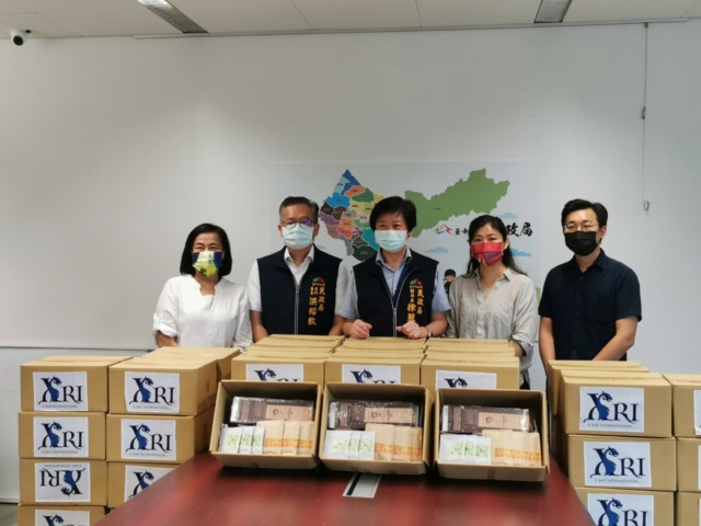 比利時愛瑞國際驗證公司台灣分公司總經理呂腕菁(右二)捐贈禮品慰勉中市防疫人員,由市府民政局副局長徐照山代表接受(中)。(葉志雲攝)