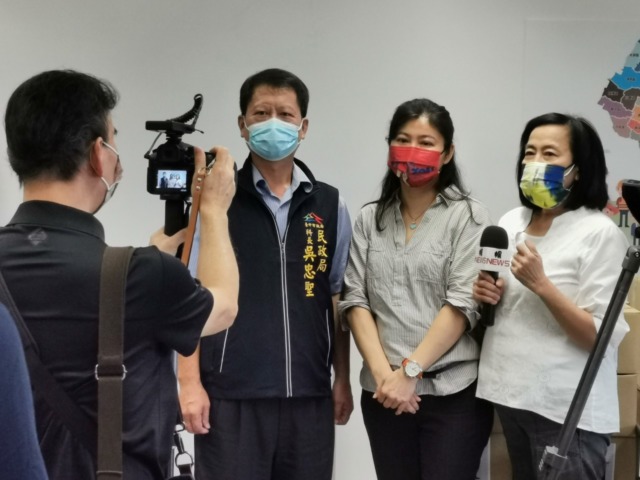 比利時愛瑞國際驗證公司台灣分公司總經理呂腕菁(中)捐贈後受訪。(葉志雲攝)