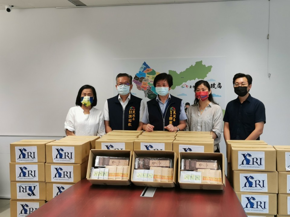 比利時愛瑞國際驗證公司台灣分公司總經理呂腕菁（右二）捐贈禮品慰勉中市防疫人員，由市府民政局副局長徐照山代表接受（中）。（葉志雲攝）