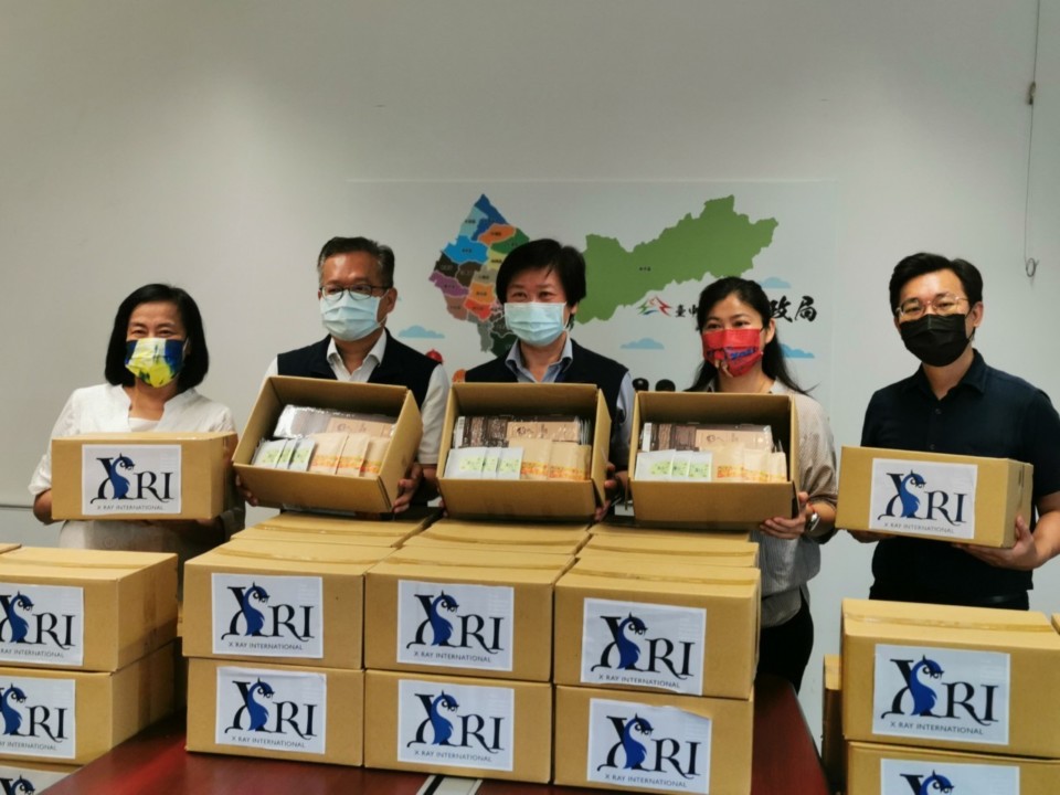 比利時愛瑞國際驗證公司台灣分公司總經理呂腕菁（右二）捐贈禮品慰勉防疫人員，由民政局副局長徐照山代表接受（中）。（葉志雲攝）