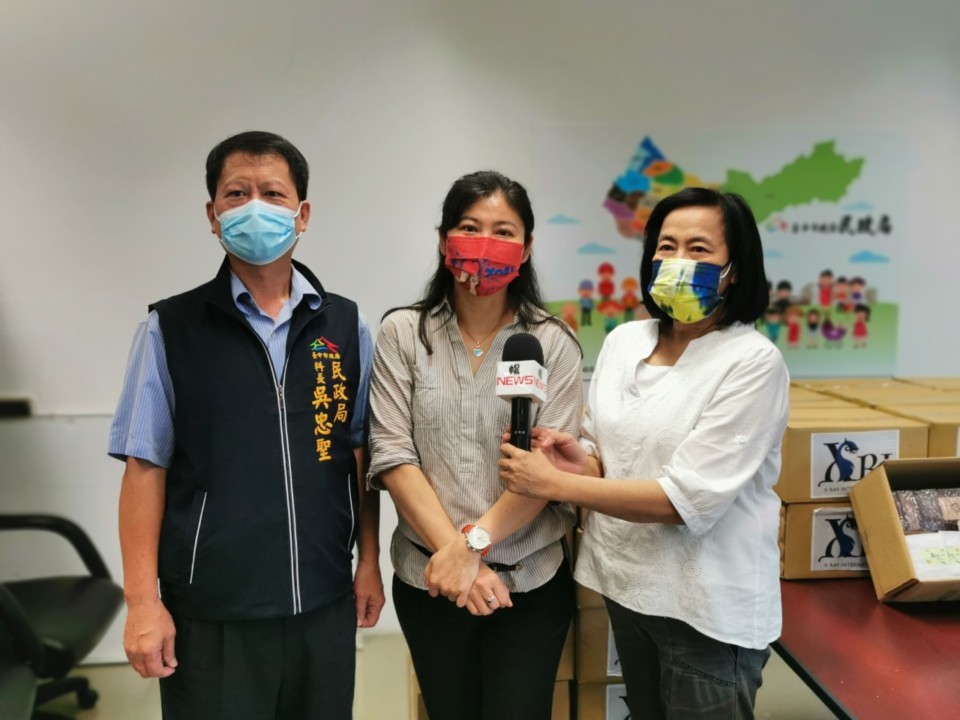比利時愛瑞國際驗證公司台灣分公司總經理呂腕菁（中）接受媒體訪問。（葉志雲攝）