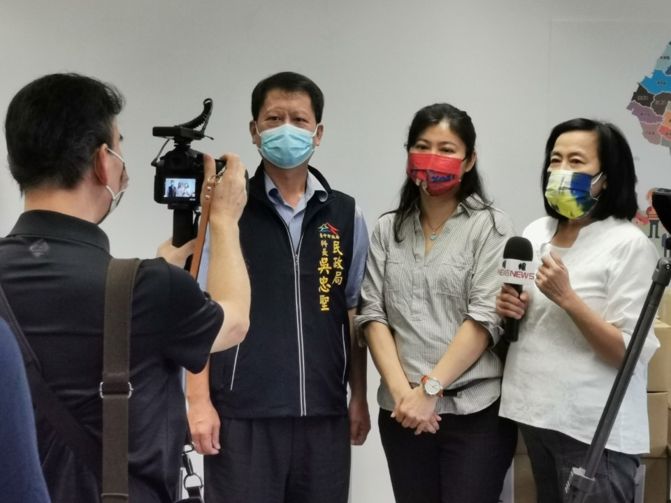 比利時愛瑞國際驗證公司台灣分公司總經理呂腕菁（中）捐贈後受訪。