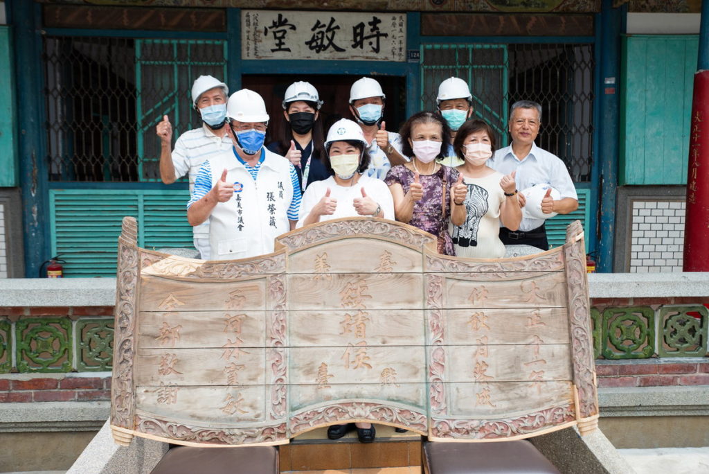 市長與牌匾合照_嘉義市政府提供