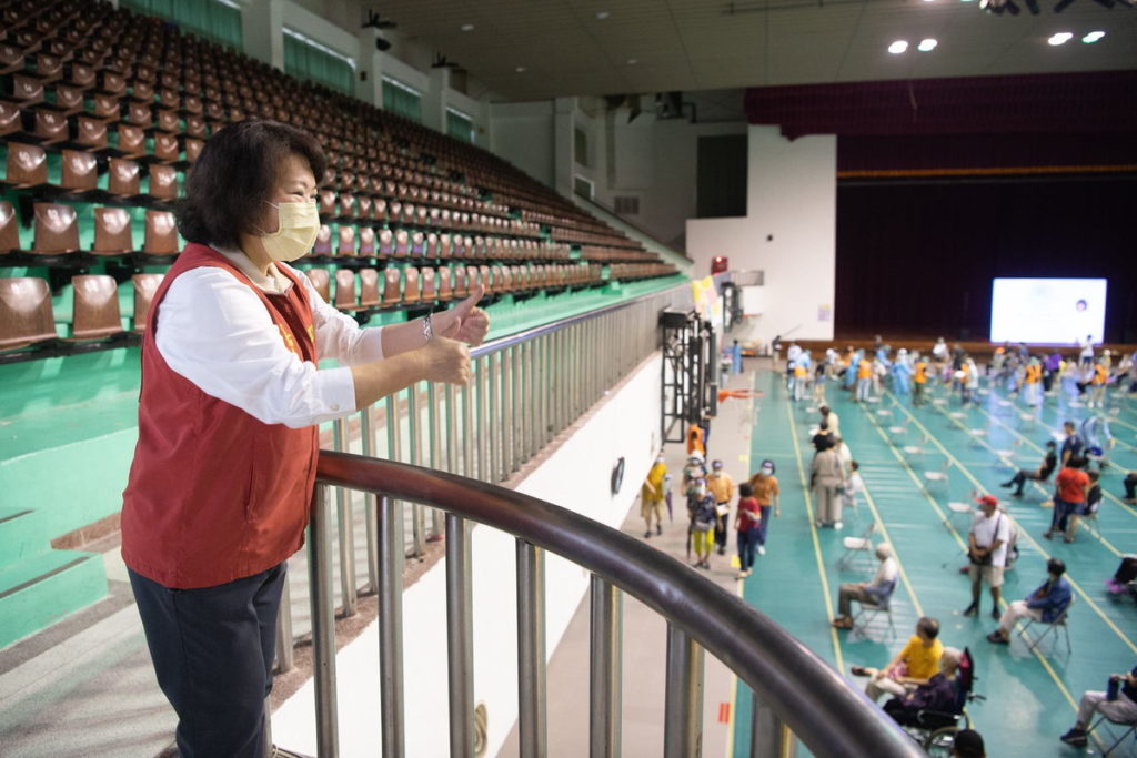 65歲以上長者接種第2劑AZ 市府統一造冊港坪體育館施打