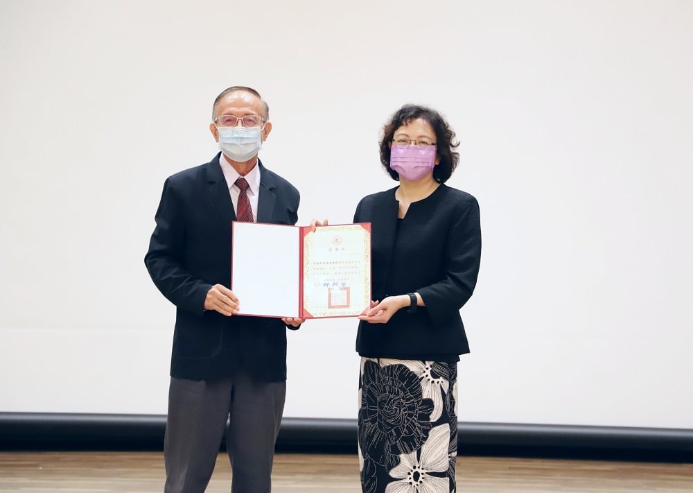 可能是 2 個人、大家站著和室內的圖像