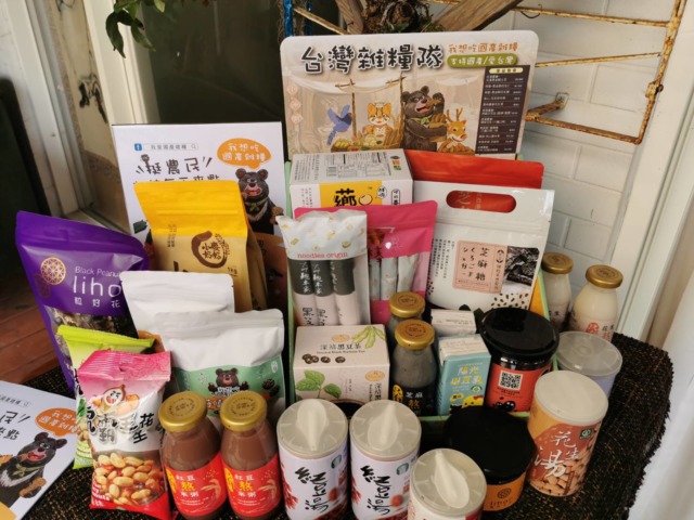 擺放商家的台灣雜糧隊展示盒。(葉志雲攝)