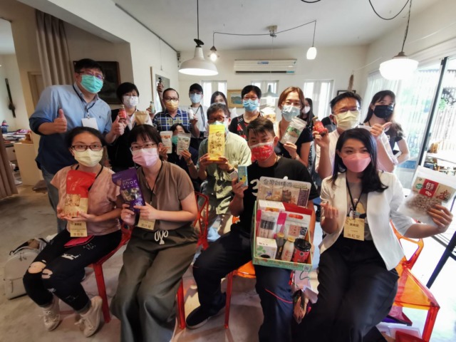 國產雜糧新品通路上市發表會,出席者一起行銷在地雜糧產品。(葉志雲攝)