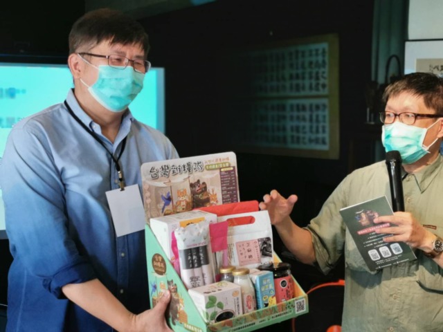 東海藝術街商圈主委郭達鴻(右)介紹台灣雜糧隊展示盒。(葉志雲攝)