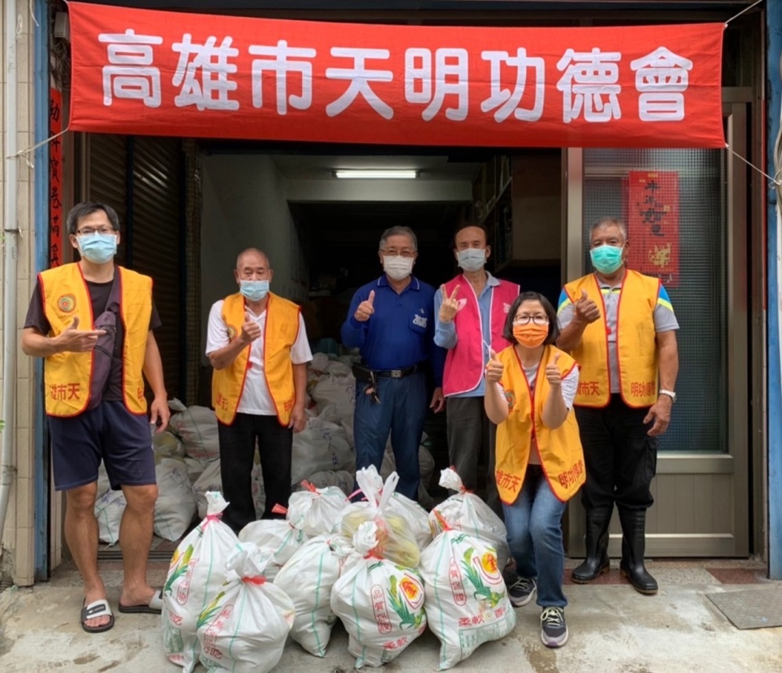 「天明功德會」中秋節贈柚子 關懷2300位獨居長輩