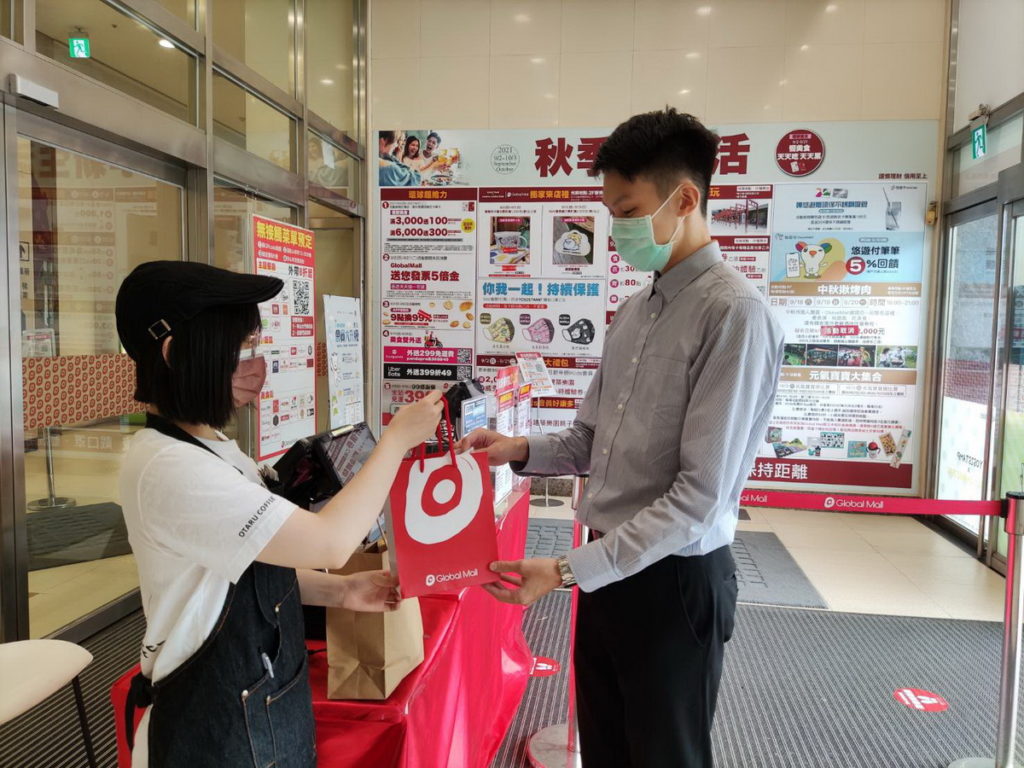 Global Mall設置有「無接觸外帶快取站」服務，集結百家餐飲推外帶優惠8折起