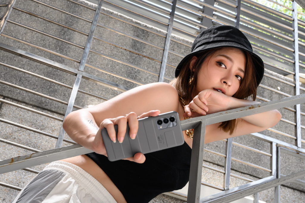 設計感最強街拍機realme GT大師版於9月10日預購正式開跑。