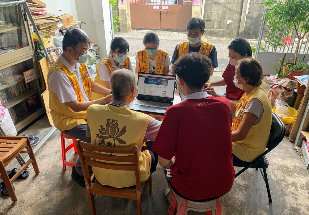 可能是 3 個人、小孩、大家站著和大家坐著的圖像