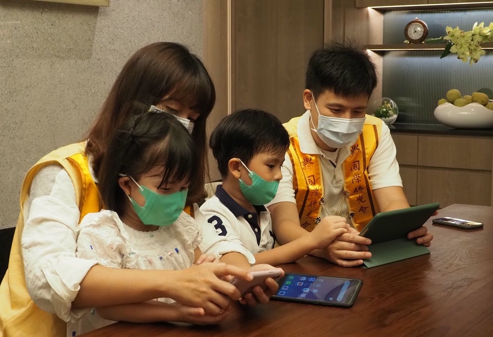 可能是 4 個人、大家坐著和室內的圖像