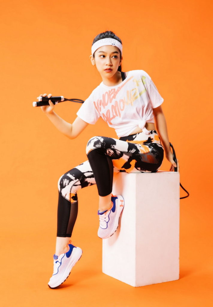 UNDER ARMOUR 復刻青春洋溢的美好年代!「UA 80s」系列運動服飾 恣意揮灑女力運動自信姿態。