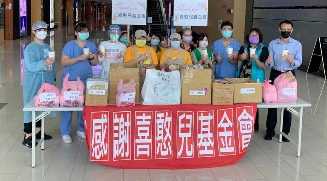 喜憨兒手作咖啡及月餅 親送疫苗施打站感謝醫護人員/波新聞