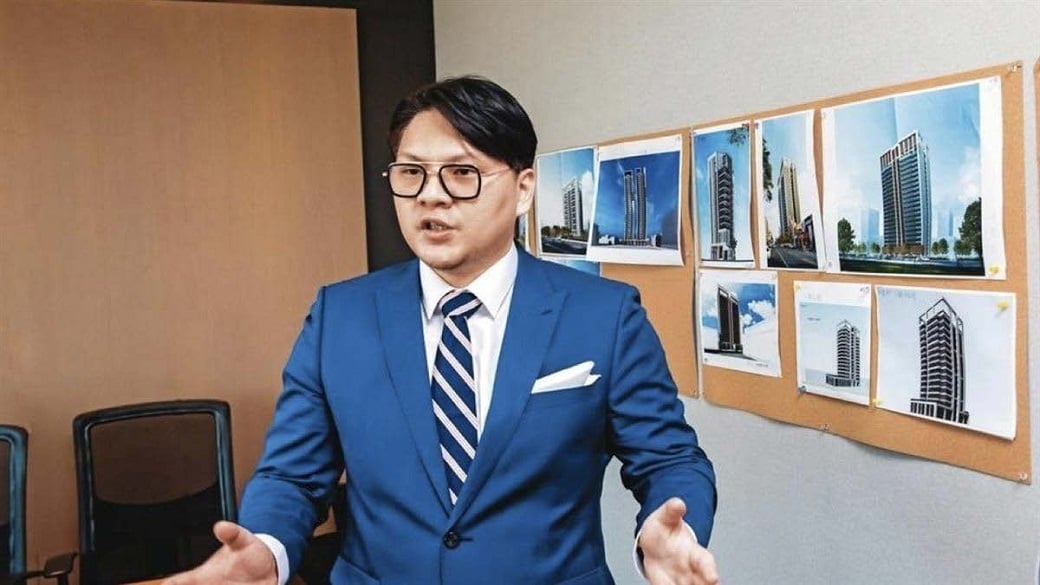 可能是 1 人和套裝的圖像