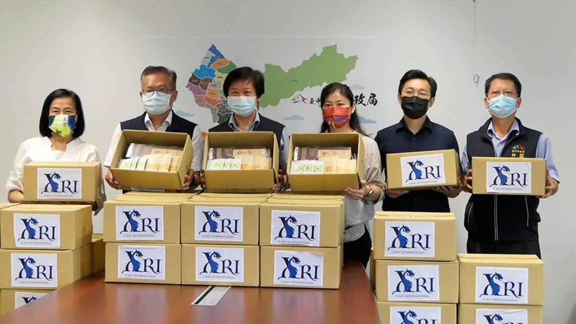 比利時愛瑞國際認證呂腕菁總經理偕同華巍藝術賴慕芬捐贈台中市府1500組頂級飲品 感謝快篩站防疫人員辛勞