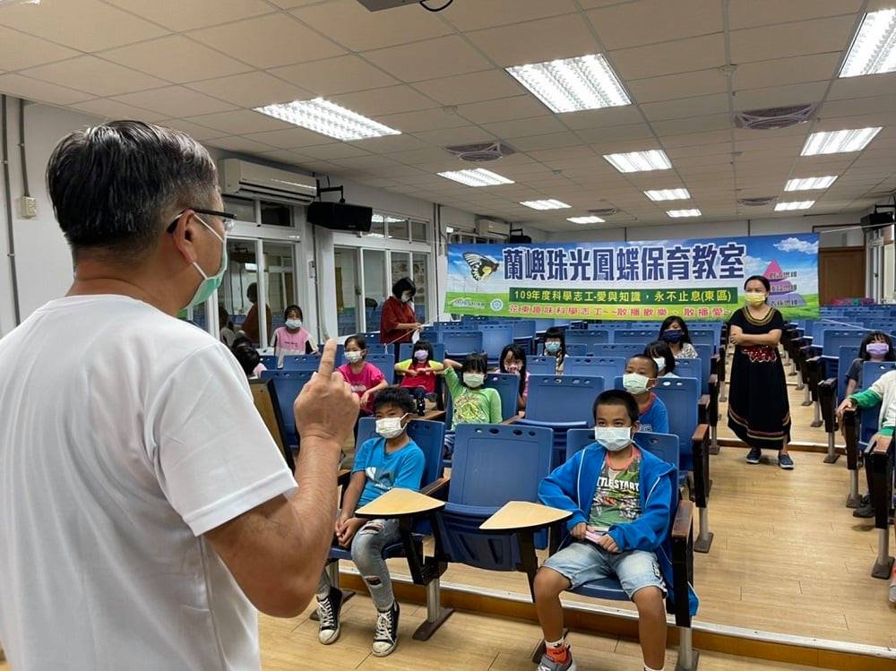 可能是 1 人、小孩、坐著、站立和室內的圖像