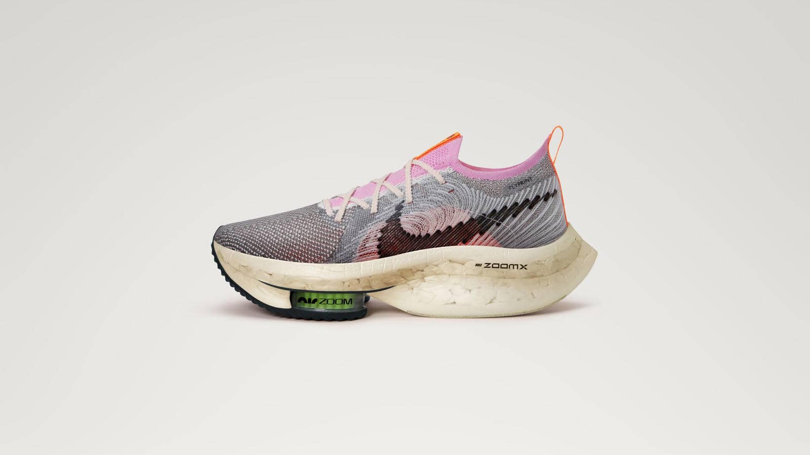 在應對裁片利用率、回收邊角料及重塑已有材料的問題上, Nike Air Zoom Alphafly Next Nature 無疑是Nike迄今為止極具可迴圈設計理念的產品,所用再生材料的重量占比至少達到 50%。