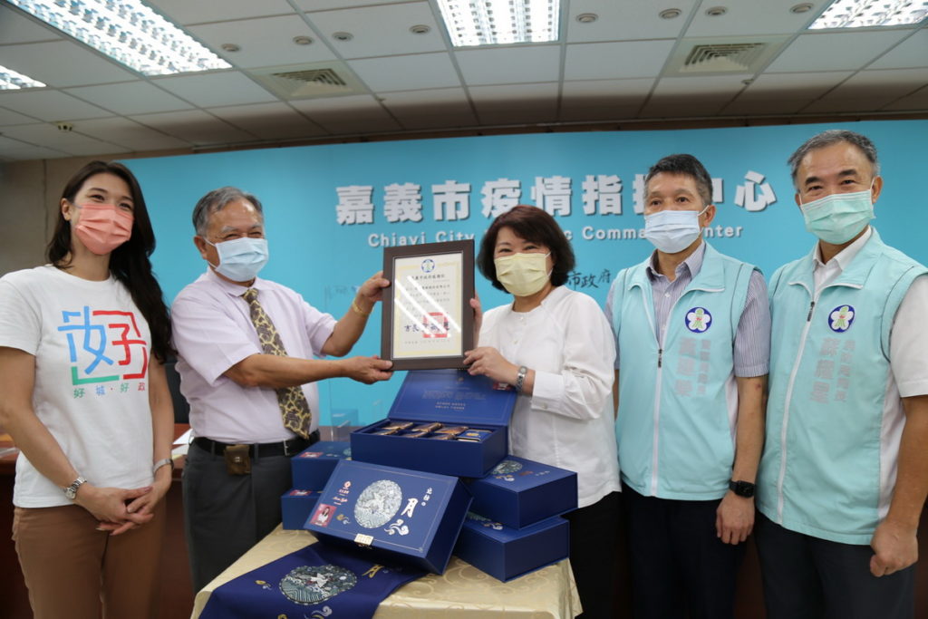 市長致贈感謝狀給吳董事長_ 嘉義市政府提供