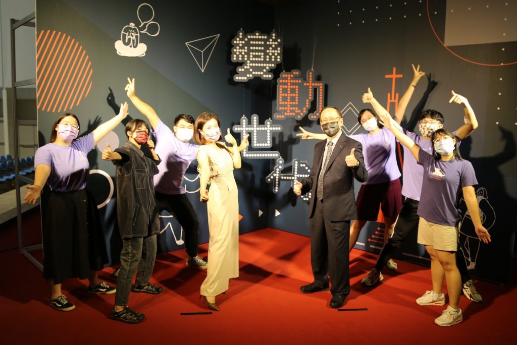 東海大學大學入門校長王茂駿與江宇婷校友和Alpha Leader 學生們合影(圖/東海大學提供)