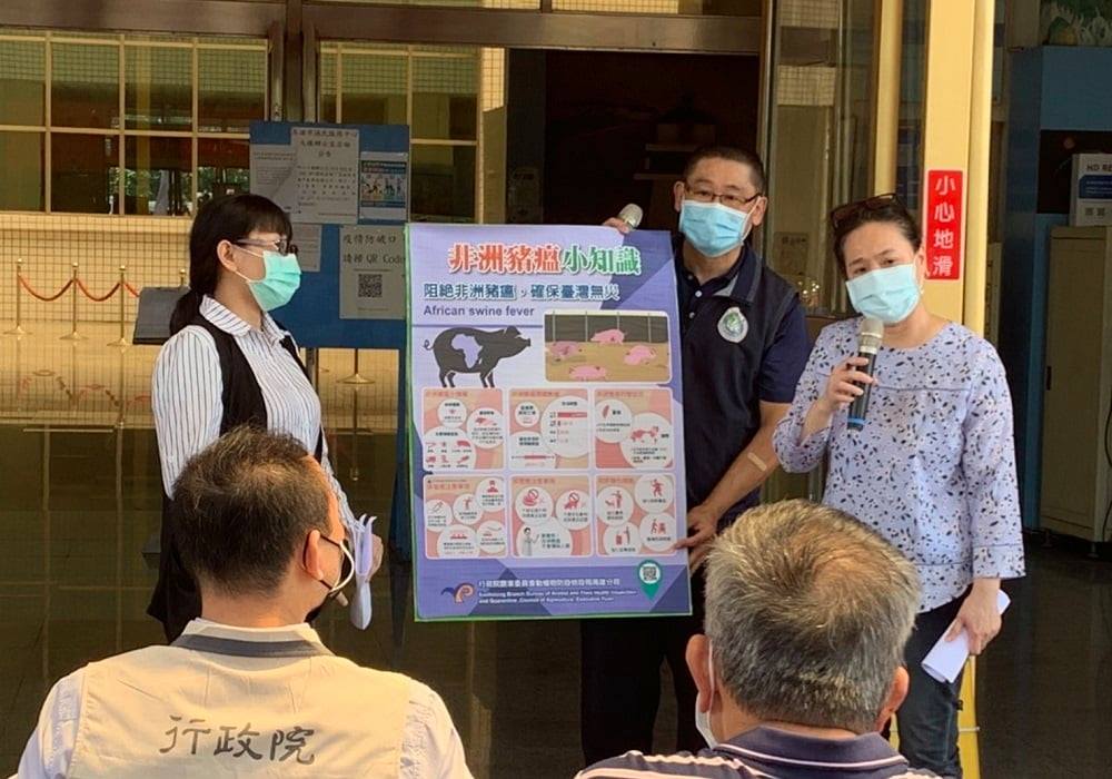 可能是 2 個人和大家站著的圖像